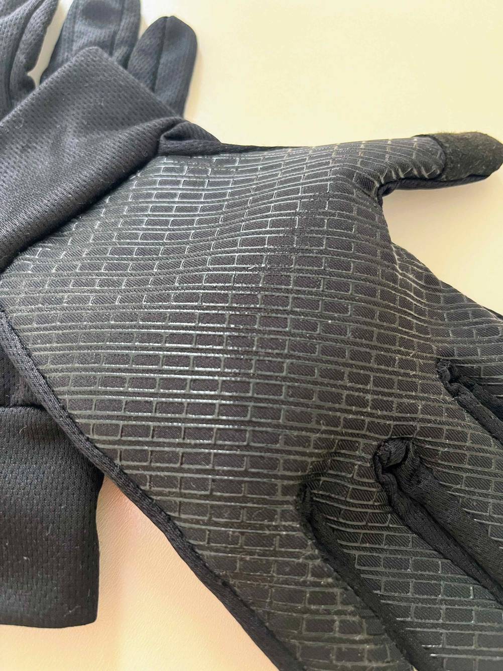 Detailaufnahme der rutschfesten Oberfläche der getesteten Fitness-Handschuhe in der Handfläche.