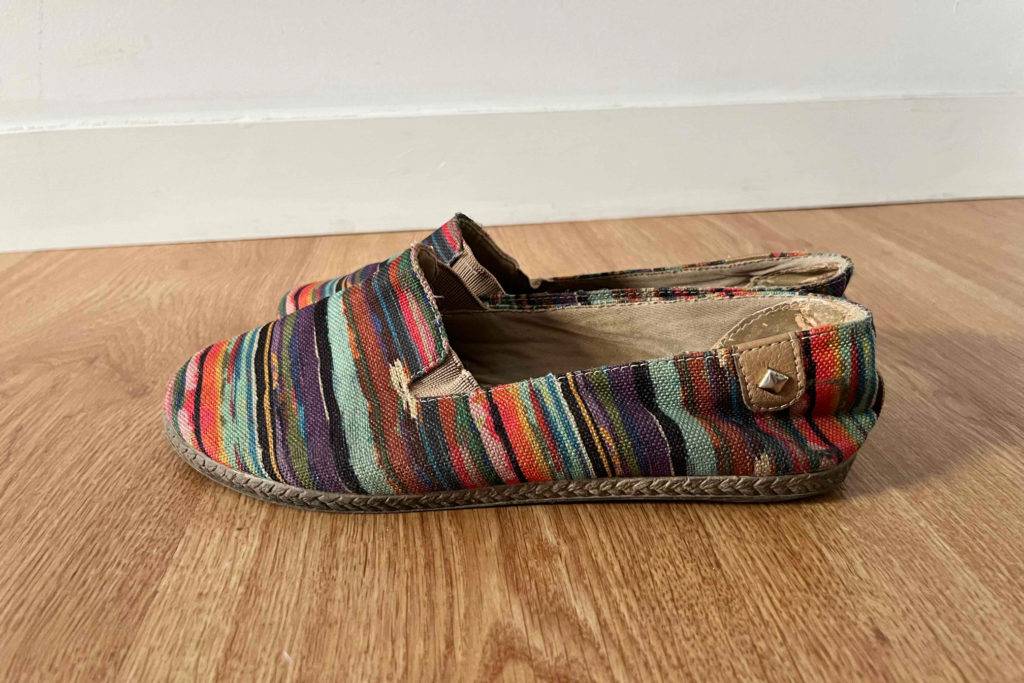 Espadrilles für Damen im Test: Schuhe von der Seite auf Holzfläche