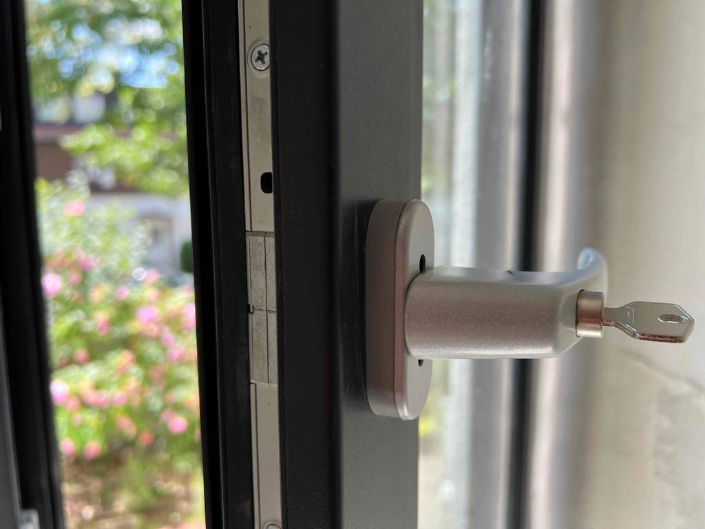 Im Test: Ein Fenster geöffnet von der Seite mit einem abschliessbarern Fenstergriff mit Schlüssel.