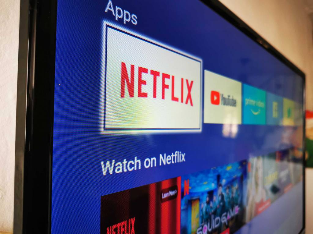 Nahaufnahme des eingeschalteten Bildschirms des getesteten Fernsehers bis 200 Euro.