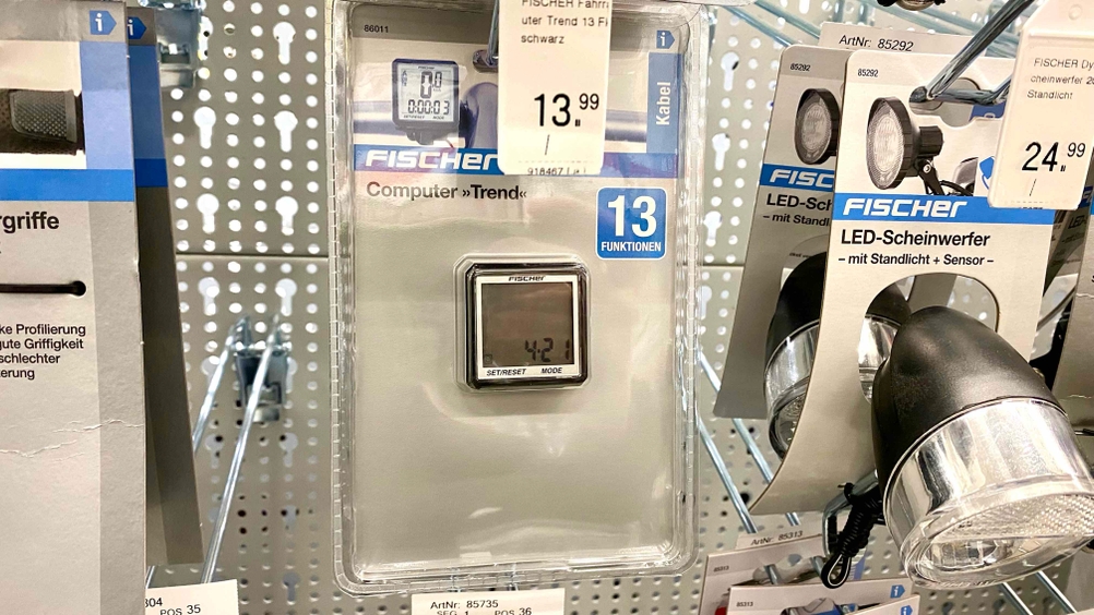 Fahrradcomputer-Test: ein Fahrradcomputer in einem Regal hängend, mit dem Preisschild darüber ersichtlich.