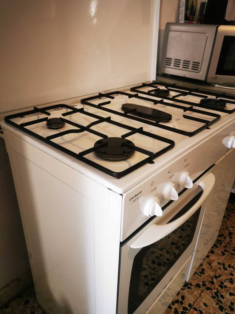 Das 5-flammige Gaskochfeld im Test befindet sich auf einem weißen Küchenherd inklusive Backofen.