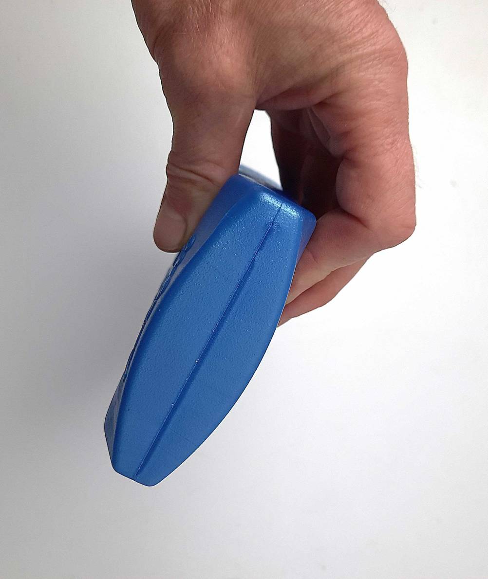 Der untere Teil des blauen, getesteten Gel-Kühlakkus wird in der Hand gehalten.