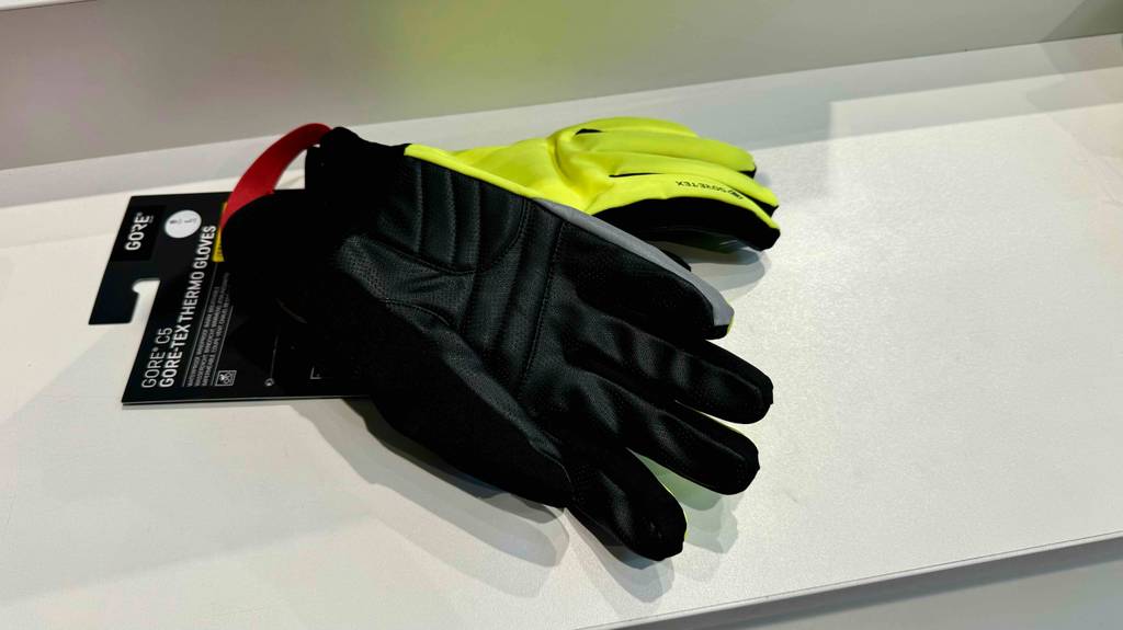 Getestete Fahrradhandschuhe-Winter: ein Paar Fahrradhandschuhe liegen auf einer weißen Fläche, mit Blick auf die Innenfläche.