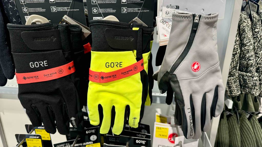 Fahrradhandschuh-Winter-Test: mehrere Fahrradhandschuhe für den Winter hängen in einem Geschäft ausgestellt.