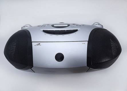 Die Vorderseite des getesteten Kassettenrecorders ersichtlich.