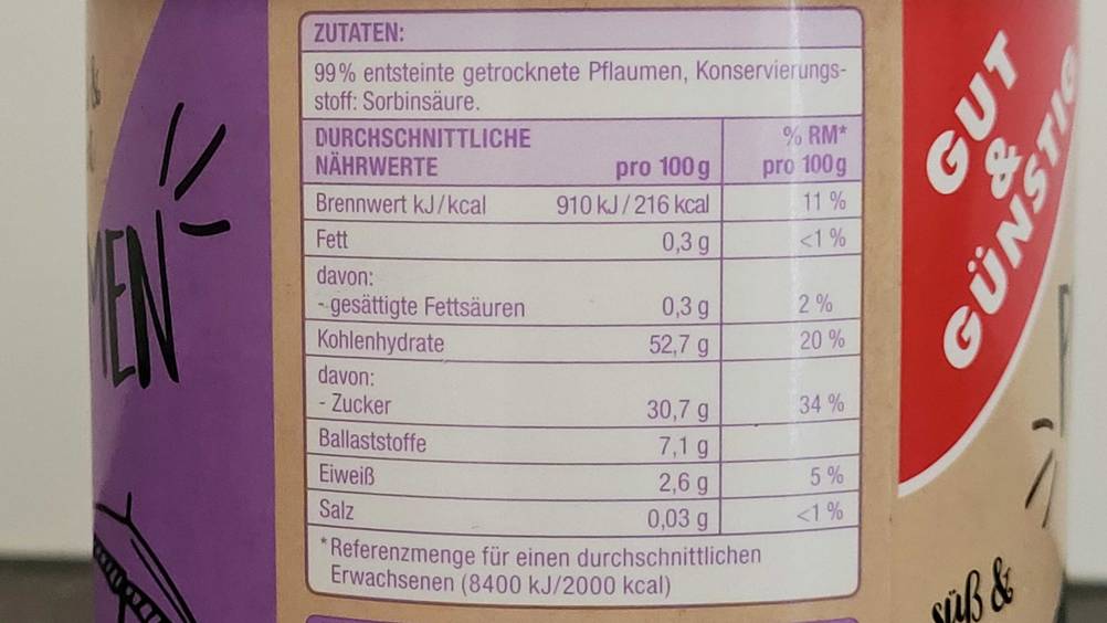 Im Test: Rückseite der Dose Trockenpflaumen mit Angaben zu Nährwerten.