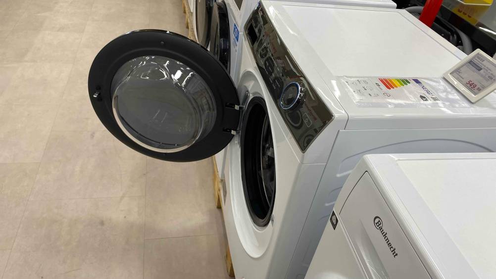 Haier-Waschmaschine-Test: eine Haier-Waschmaschine mit geöffneter Türe ist in einem Geschäft ausgestellt.