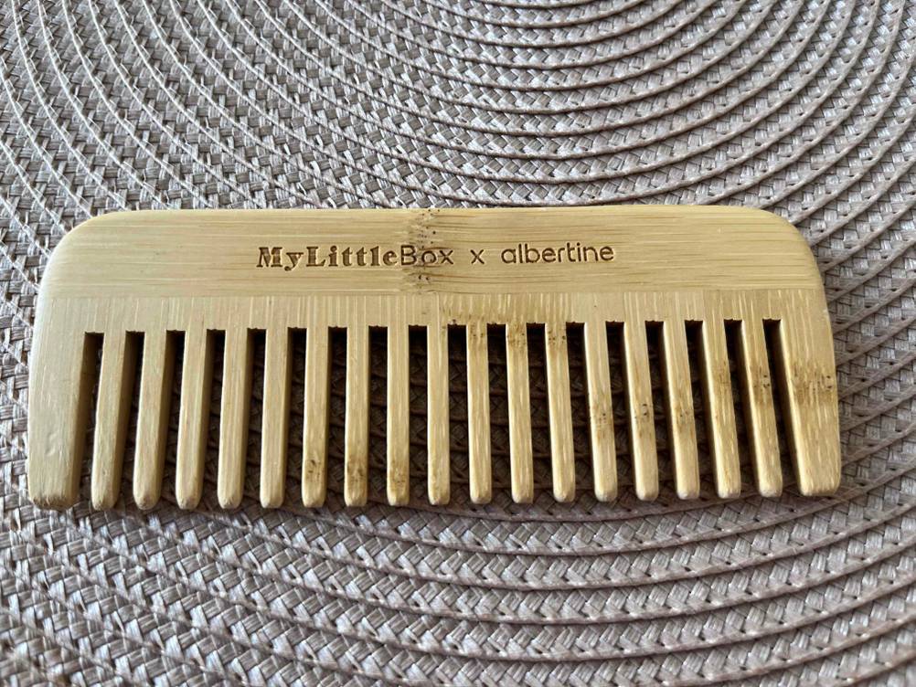 Kamm getestet: Ein Holzkamm liegt auf einer hellen Stoffoberfläche