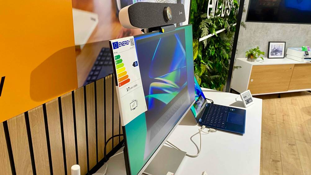 27-Zoll-Monitor-Test: ein 27-Zoll-Monitor von der Seite ersichtlich, der auf einem Schreibtisch in einem Geschäft steht.