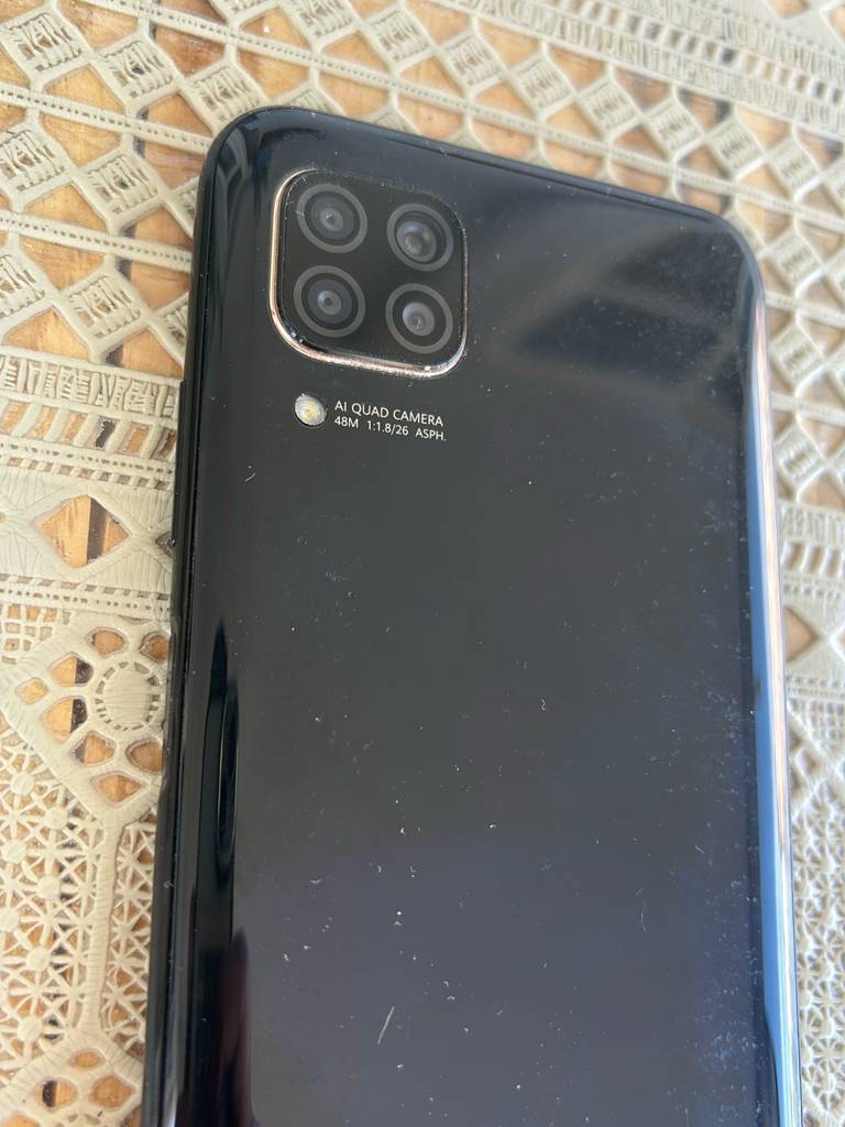Rückseite eines getesteten Smartphones mit großem Display, bei welchem die Kamera ersichtlich ist.