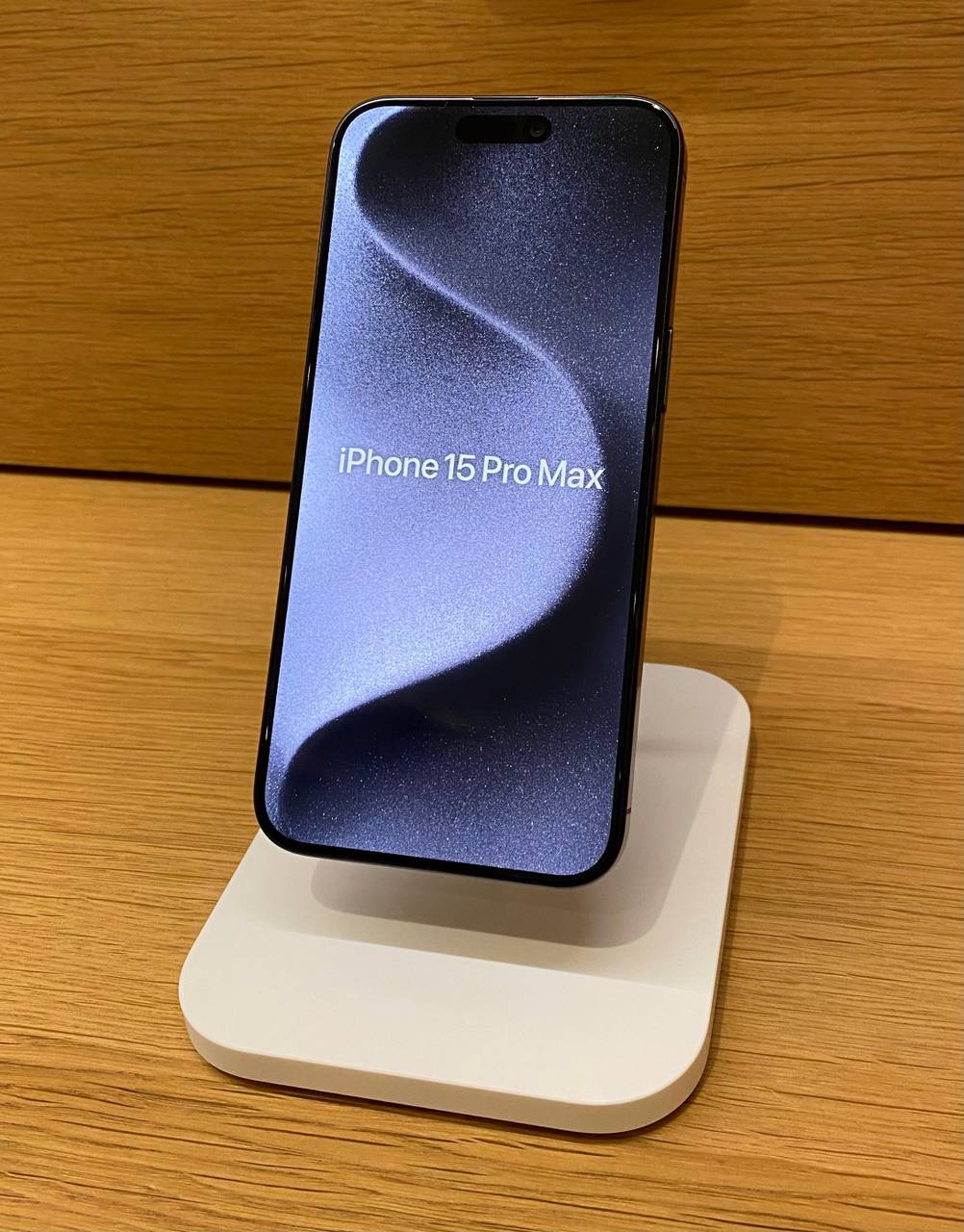 Handy-mit-guter-Kamera-Test: iPhone 15 Pro Max wird in einem Geschäft ausgestellt.