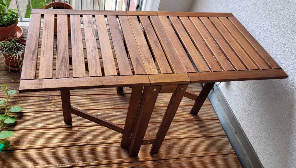 Gartentisch (Holz) getestet: Ein ausgeklappter Tisch auf einem Balkon
