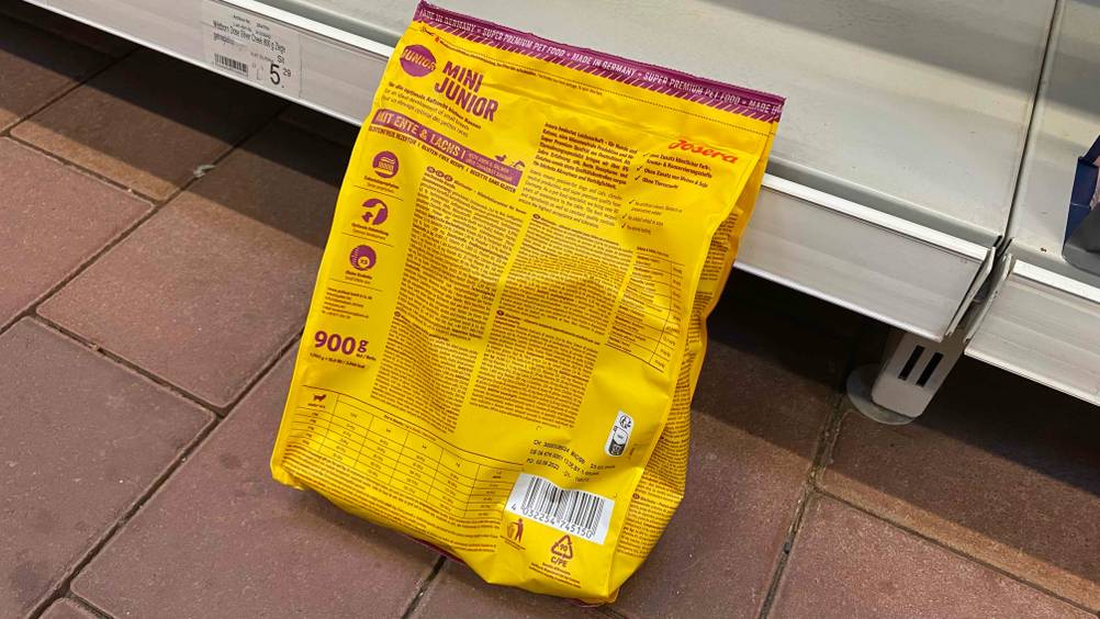 Welpen-Trockenfutter im Test: Rückseite der Verpackung eines Welpen-Trockenfutters.