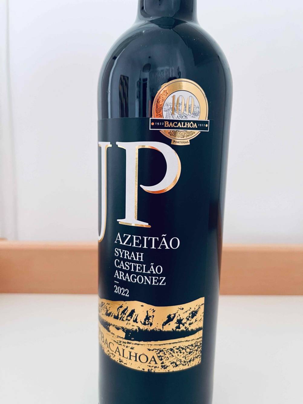 Rotwein (lieblich) getestet: Nahaufnahme des Labels der Flasche.