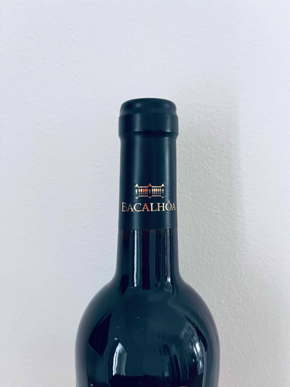Im Test: Detailaufnahme des Flaschenhalses eines Rotwein (lieblich).