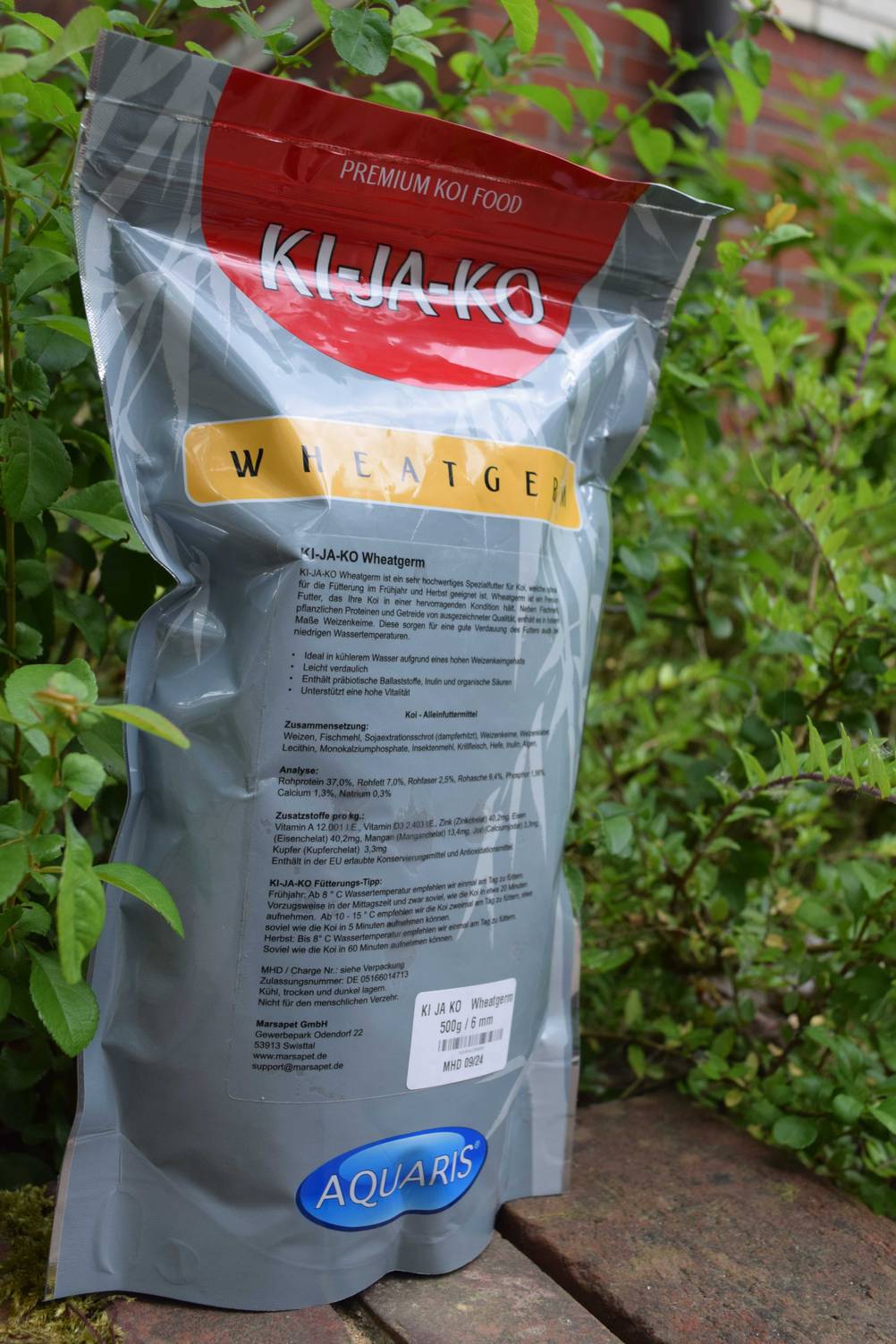 Eine Tüte Koifutter von hinten.