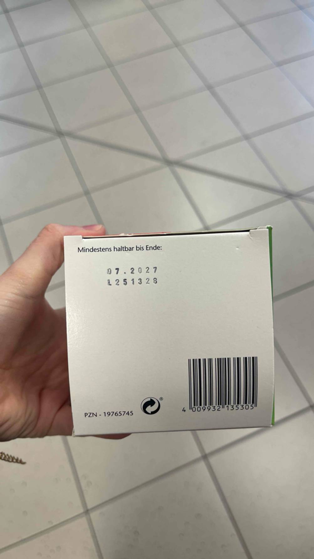 Das Ablaufdatum auf der Verpackung der getesteten Knoblauch-Mistel-Weißdorn-Kapseln im Blick.