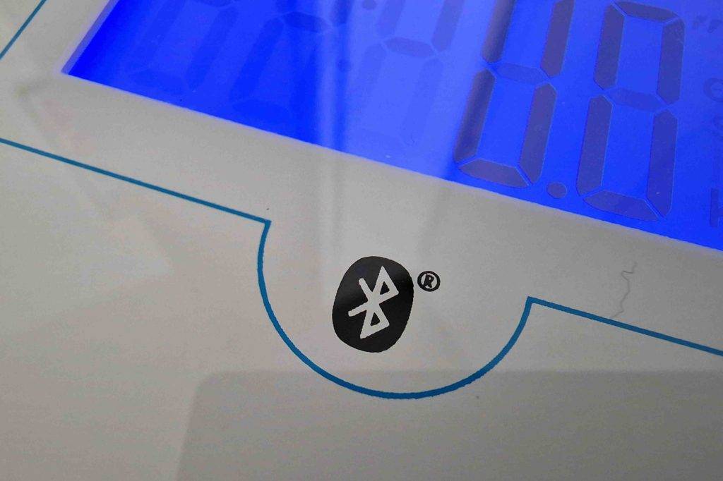 Körperfettwaage getestet: Nahaufnahme des Bluetooth-Zeichens und Displays.