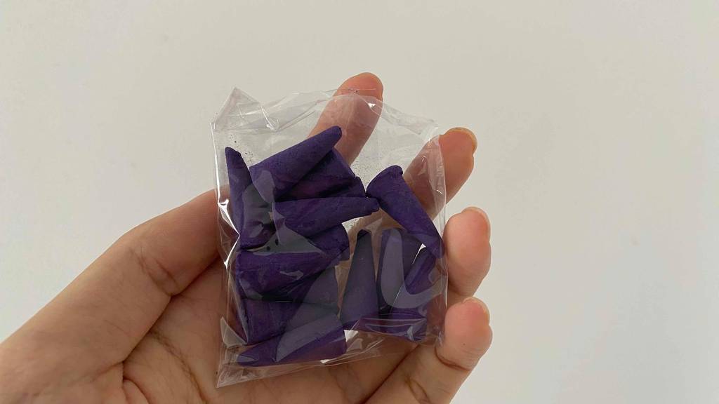 Hand hält Packung Labellefee lila Räucherkerzen