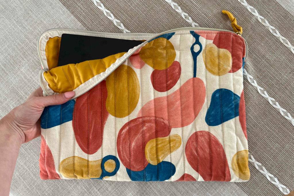 Laptoptasche 17 Zoll getestet: Bunte Tasche leicht geöffnet zeigt ein Gerät im Inneren