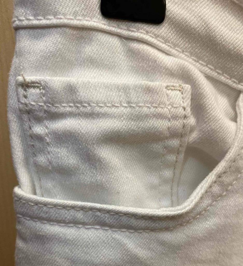 Levis-Jeans-Damen getestet: Vordertasche einer Levis-Jeans im Blick.