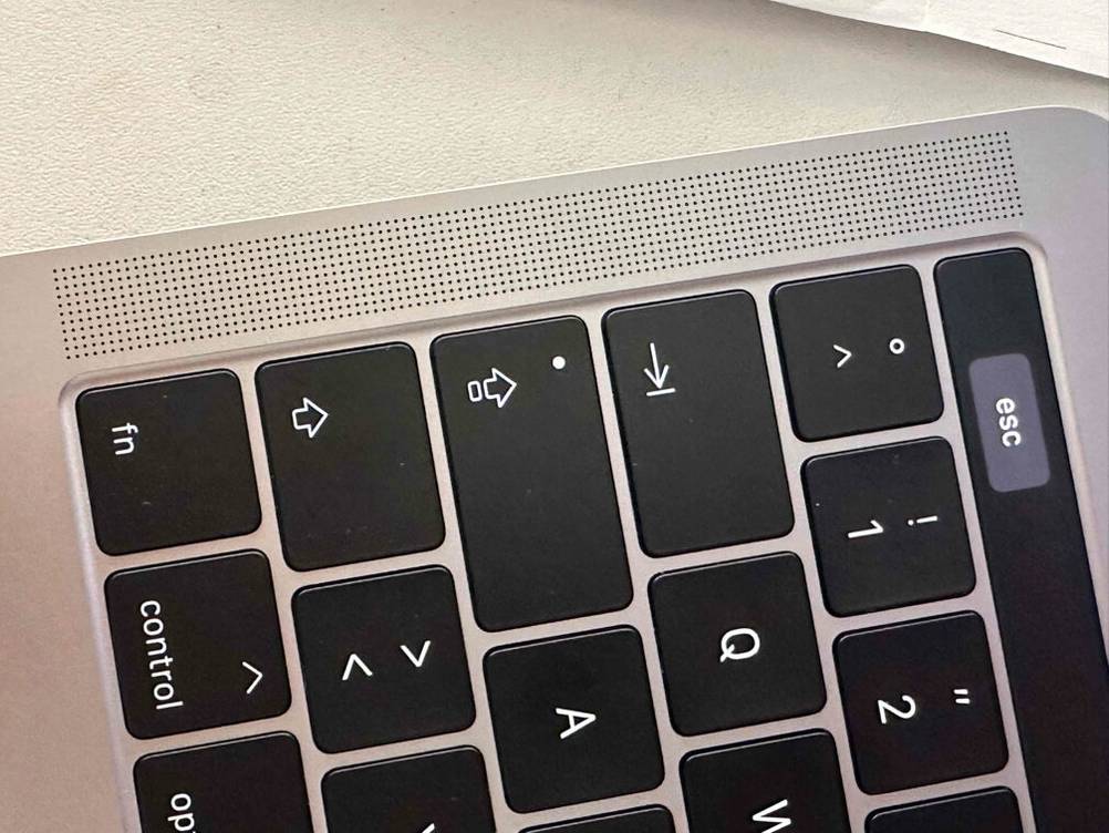 Nahaufnahme der Tastatur eines getesteten Laptops für Bildbearbeitung und Musikproduktion