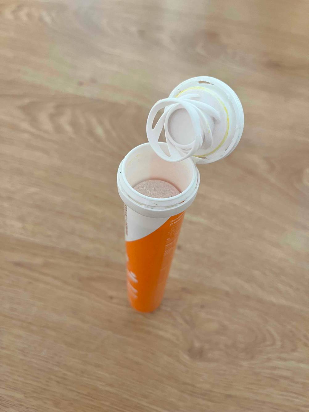 Im Test: Nahaufnahme des geöffneteten Deckels einer Dose Magnesium-Brausetabletten.