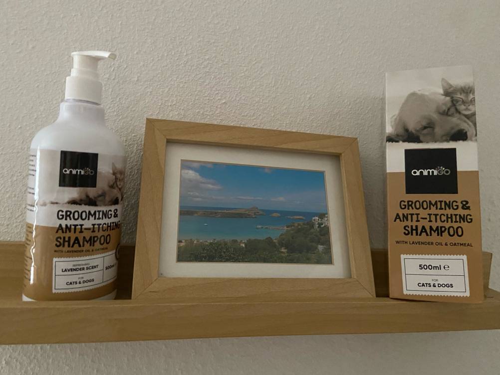 Milben-Shampoo für den Hund-Test: Die Verpackung und das Milben-Shampoo für den Hund stehen neben einem Bild.