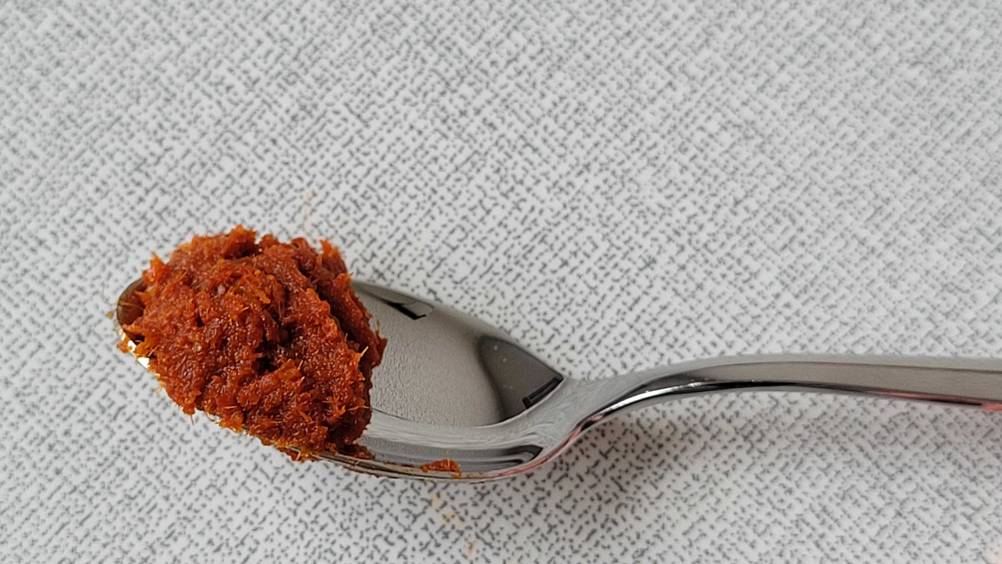Currypaste auf einem Löffel.