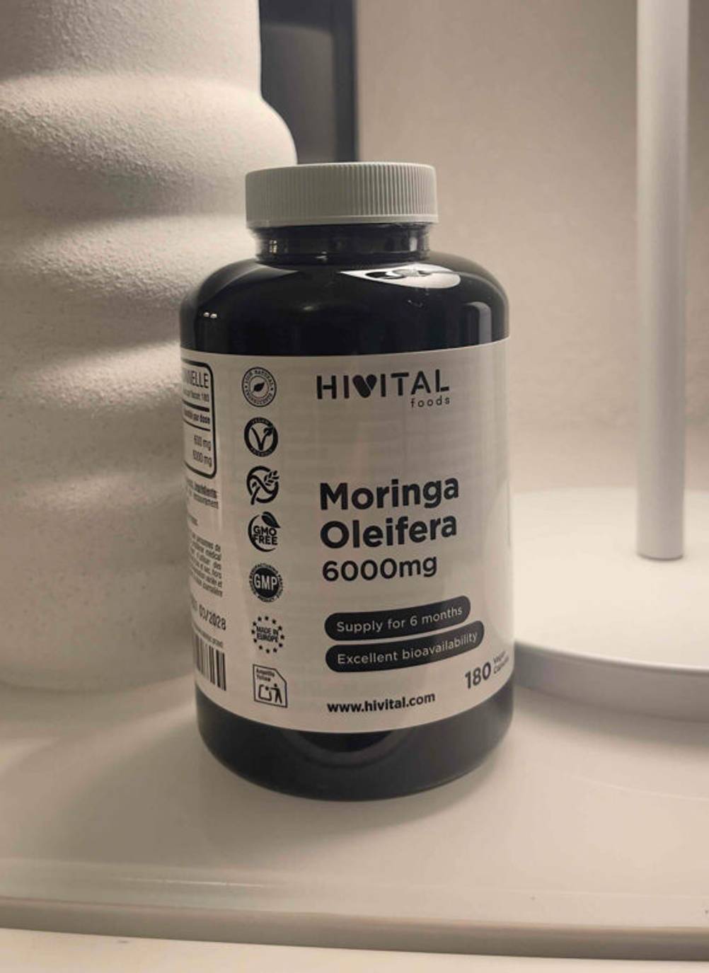 Die Moringa-Kapseln im Test, die sich in einem lichtdichten Flakon mit Schraubverschluss befinden stehen auf einer weißen Oberfläche.