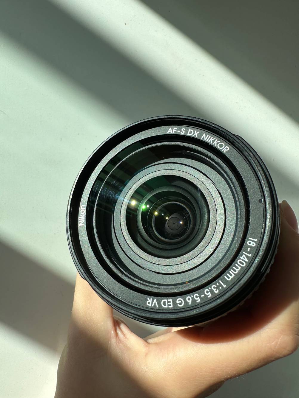 Nahaufnahme der Frontlinse eines getesteten Nikon-Objektivs.