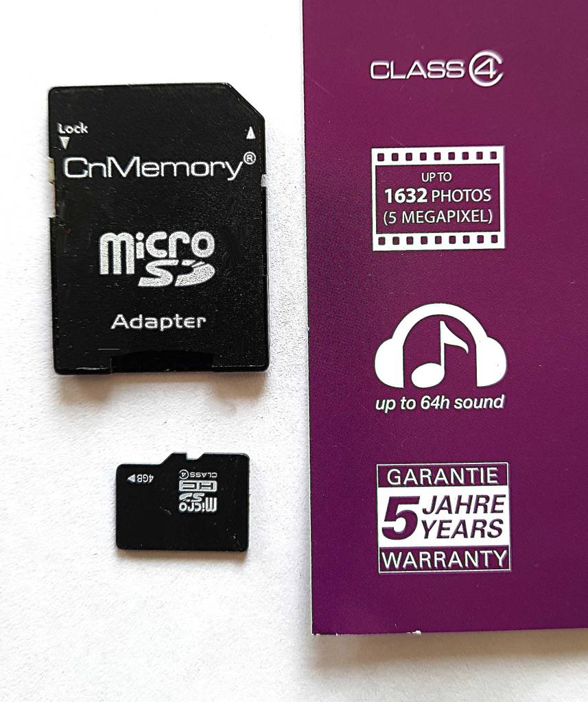 Der Adapter und die getestete Micro-SD-Karte liegen neben der Verpackung.