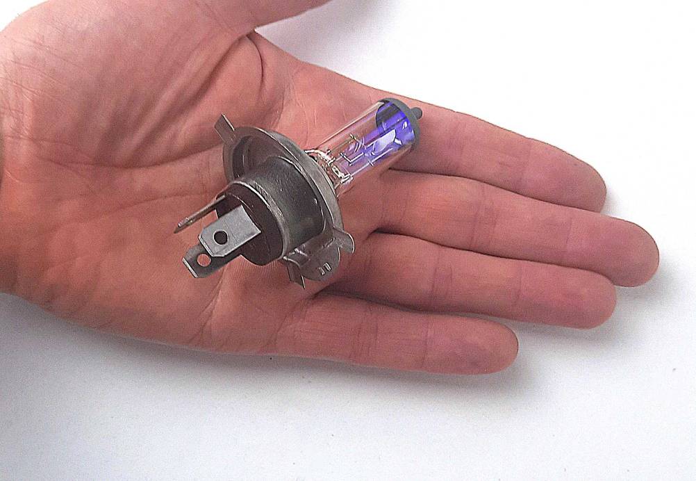 Die getestete H4-Lampe liegt in einer Handfläche.