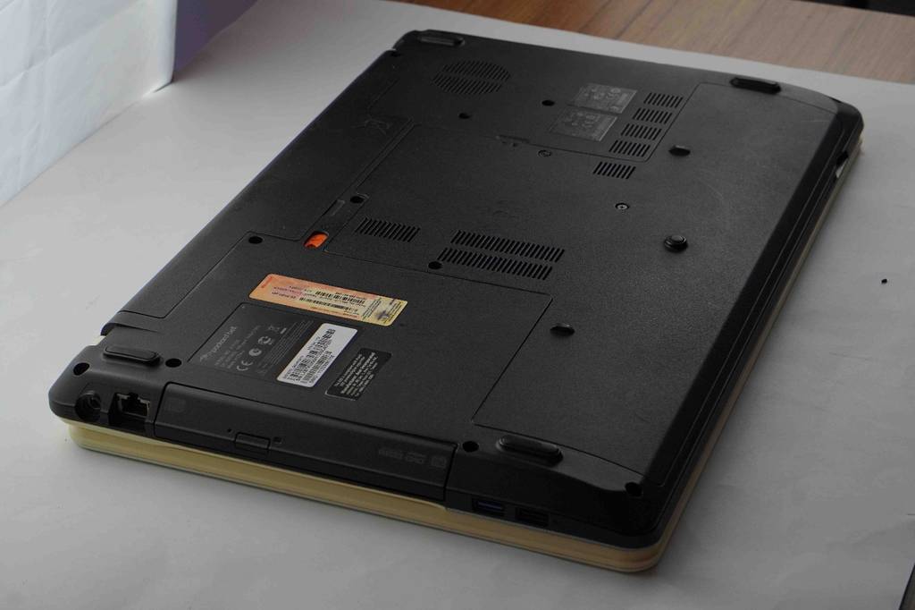 Rückseite vom getesteten Laptop bis 600 Euro.