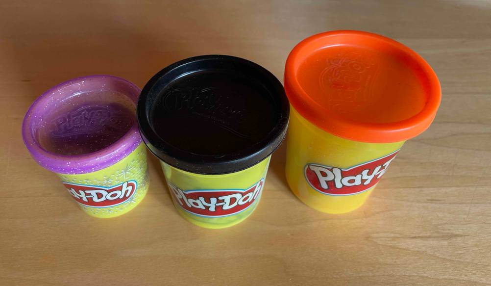 Knetmasse in drei verschiedene Farben. - In Verpackung zu sehen.