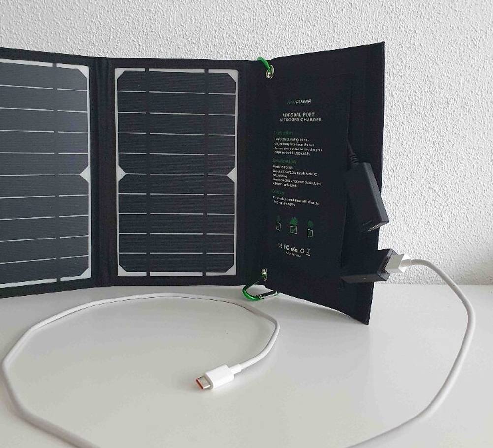 Mobile-Solaranlage im Test: eine aufgestellte Solaranlage mit USB-Anschluss vor einer weißen Wand.