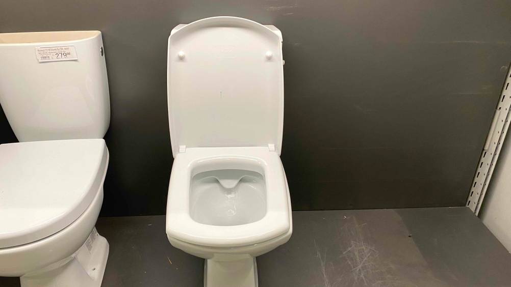 Stand-WC-Test: zwei weiße Stand-WCs sind in einem Geschäft nebeneinander ausgestellt.