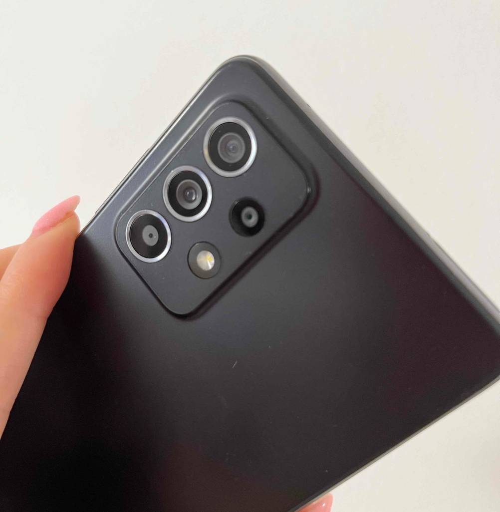 Günstiges-Smartphone getestet: Ein Smartphone wird in der Hand gehalten mit Blick auf die Kamera auf der Rückseite des Handys.