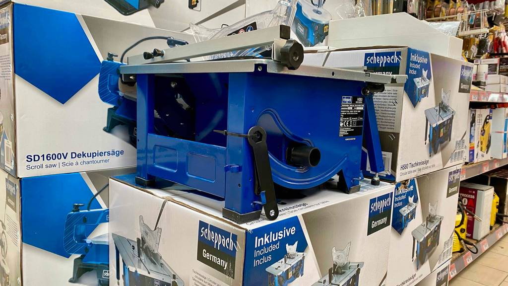 Tischkreissäge getestet: eine Tischkreissäge der Marke Scheppach stehend auf der dazugehörigen Verpackung.
