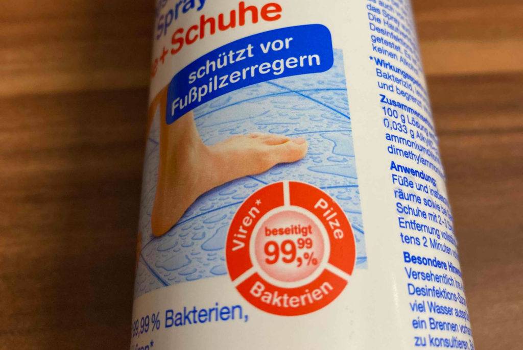 Fußpilz-Spray liegend.