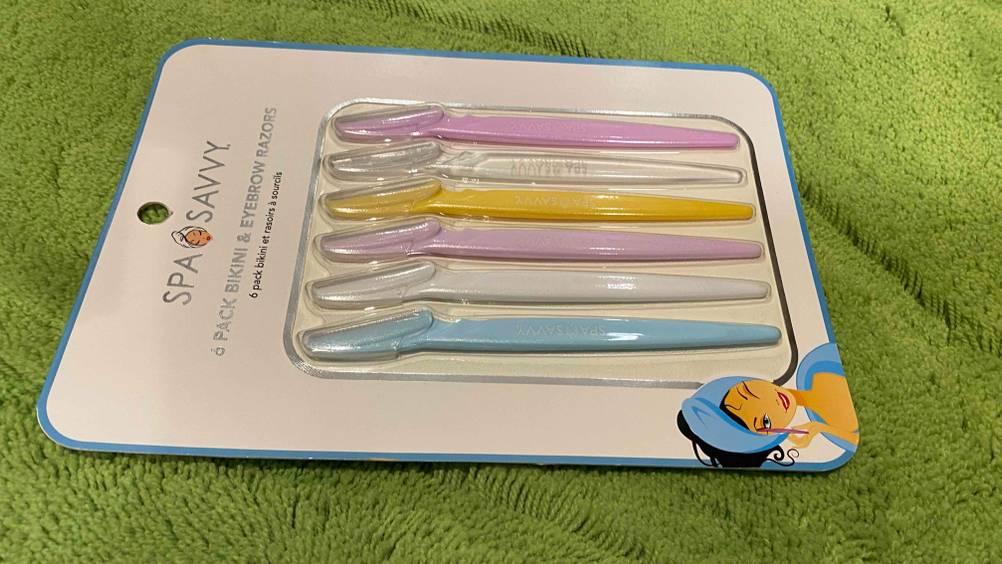 Augenbrauenrasierer-Test: eine Packung Augenbrauenrasierer mit sechs Stück darin.