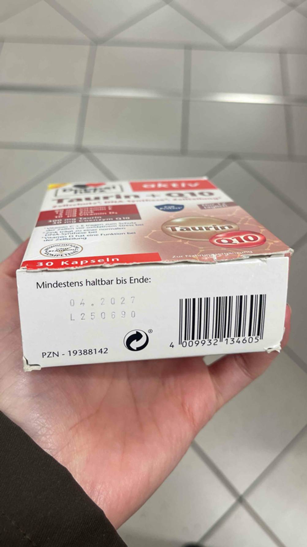 Die Unterseite der Verpackung mit den getesteten Taurin-Kapseln im Fokus, während das Mindesthaltbarkeitsdatum ersichtlich ist.