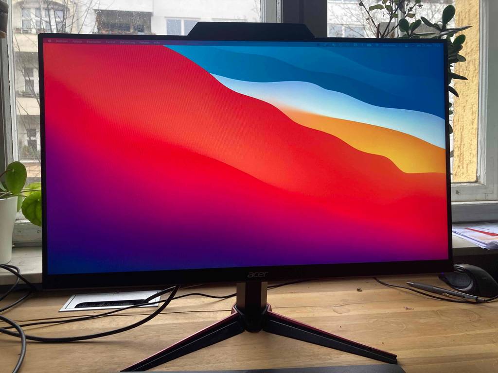 Acer-Monitor getestet: eingeschalteter Acer-Monitor auf einem Schreibtisch stehend.
