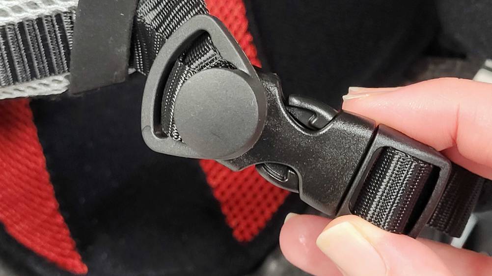 Skihelm-mit-Visier getestet: Verschlussschnalle eines Skihelms in Nahaufnahme.