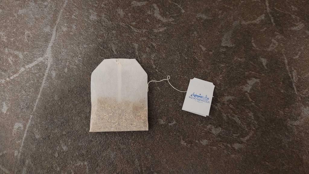 Der Beutel des getesteten Kamillentee liegt auf einer dunklen Fläche.
