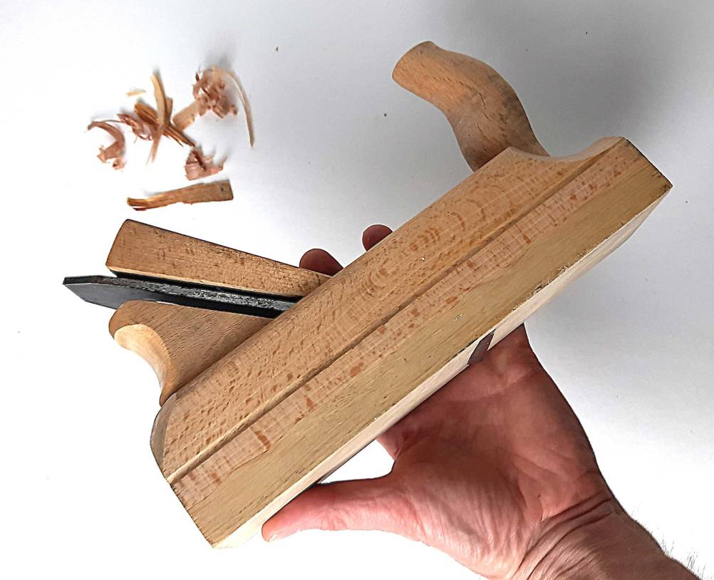 Seitenansicht der getesteten Putzhobel, die in der Hand gehalten wird.