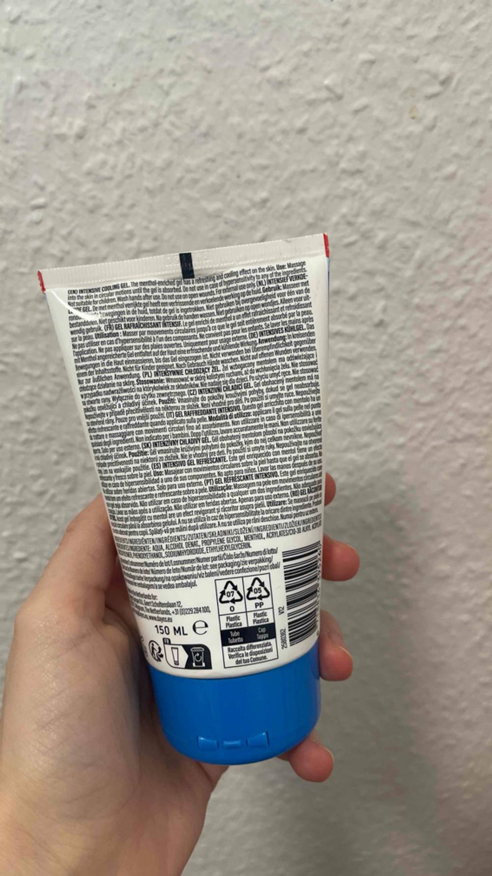 Die Rückseite eines getesteten Kühlgels wird vor eine Wand gehalten.