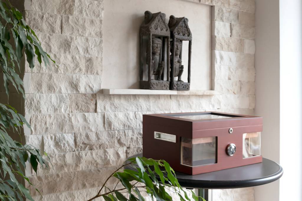 Test: Ein Humidor mit Schloss steht auf einem kleinen schwarzen Tisch.