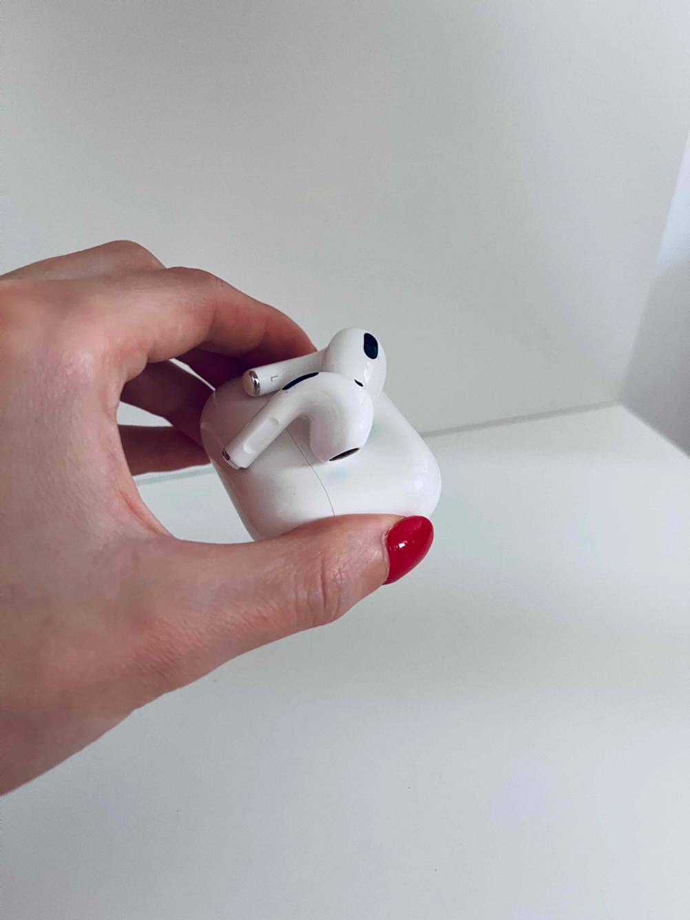 Getestetes In-Ear-Headset in der Hand mit aufliegenden In-Ear-Kopfhörern.